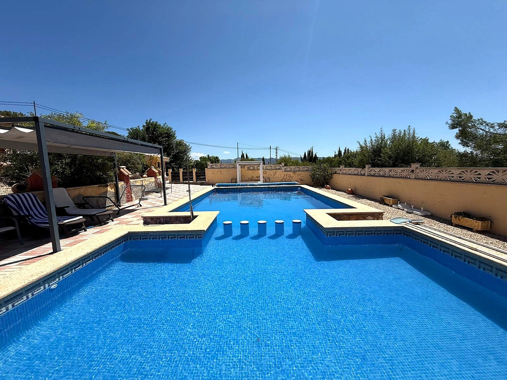 Resale - 5 Bedroom 4 Bathroom Country house in Castalla -  - Alicante