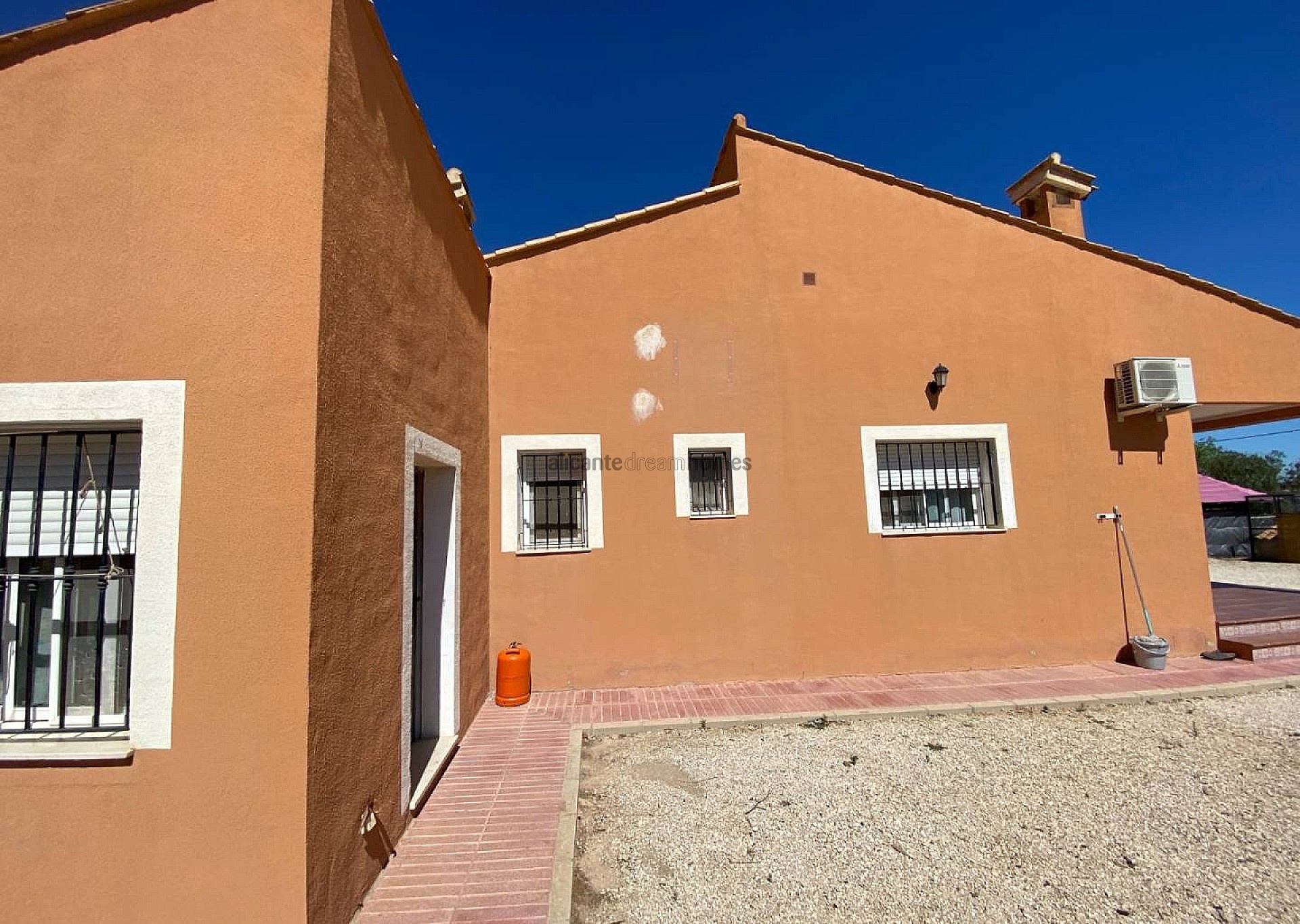 Sold - 3 Bedroom 1 Bathroom Villa in Salinas -  - Alicante