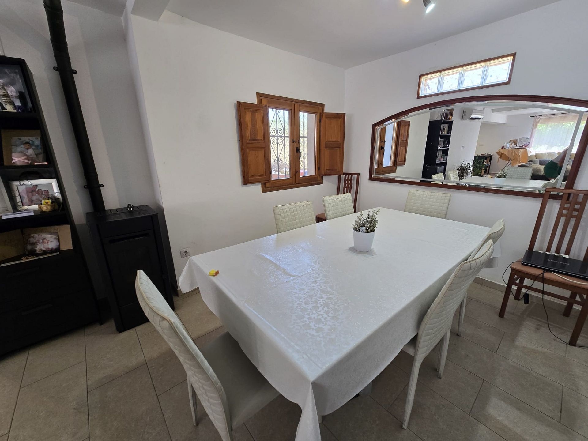 Resale - 4 Bedroom 2 Bathroom Villa in Sax -  - Alicante
