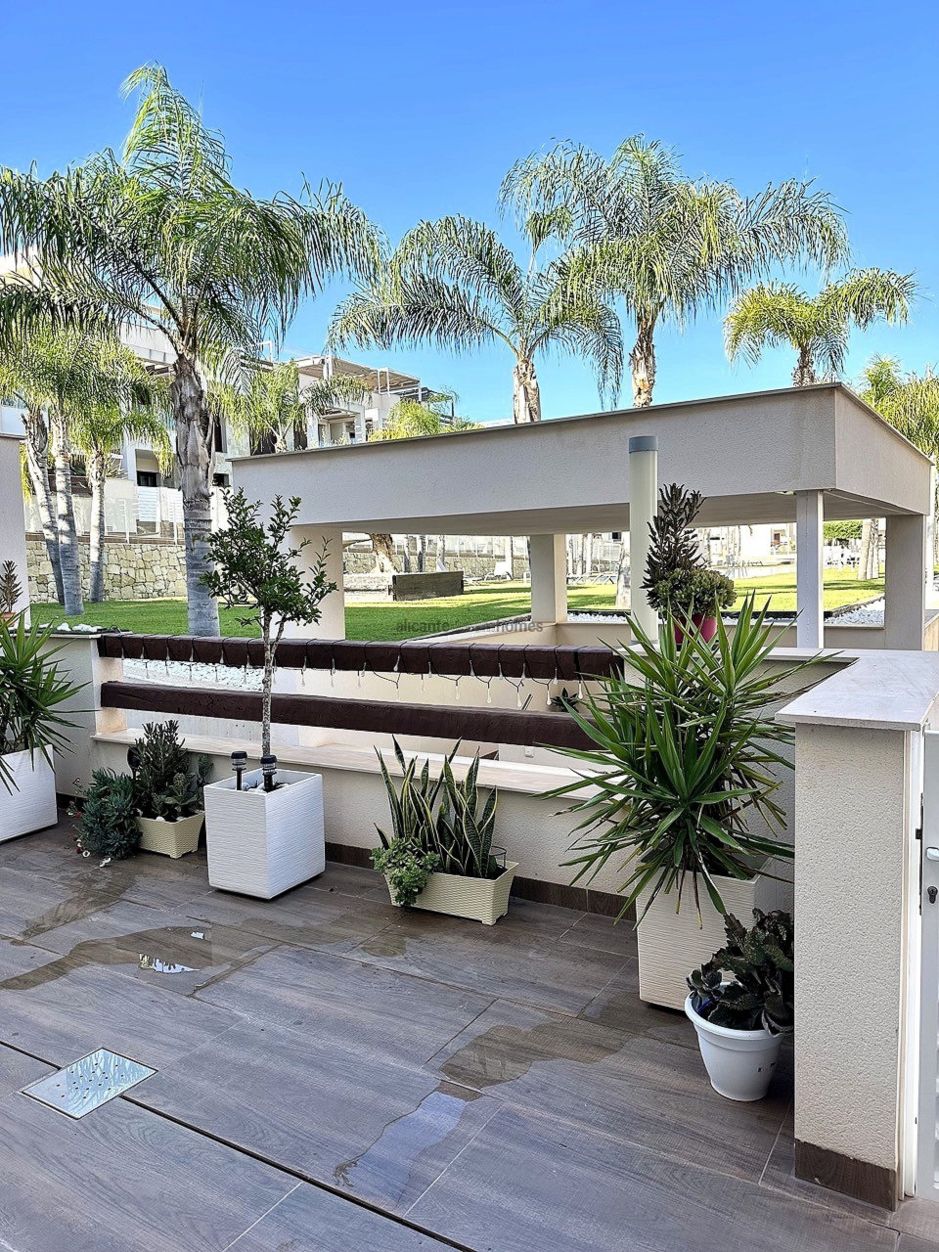 Resale - 2 Bedroom 2 Bathroom Bungalow in Torrevieja -  - Alicante