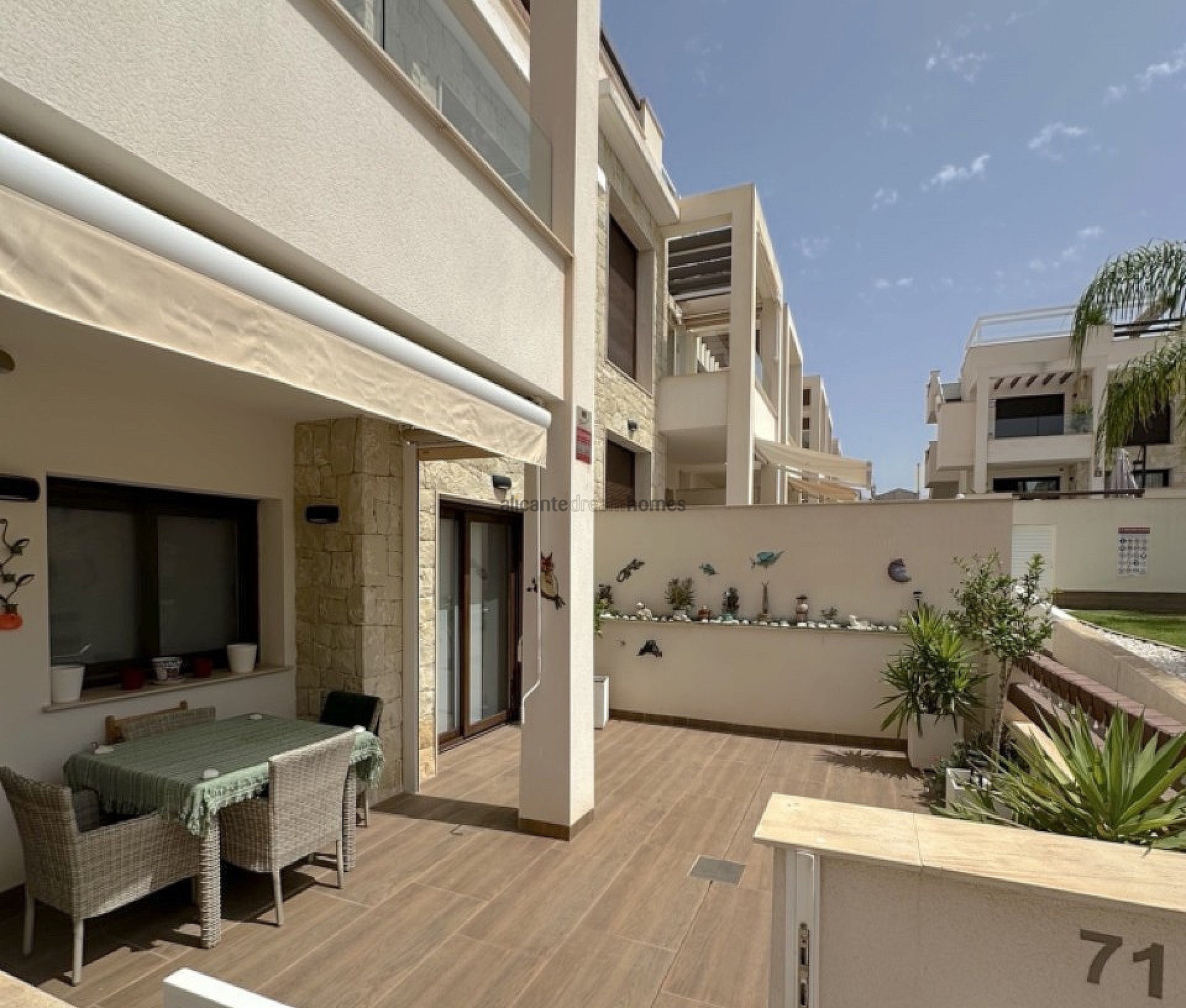 Resale - 2 Bedroom 2 Bathroom Bungalow in Torrevieja -  - Alicante