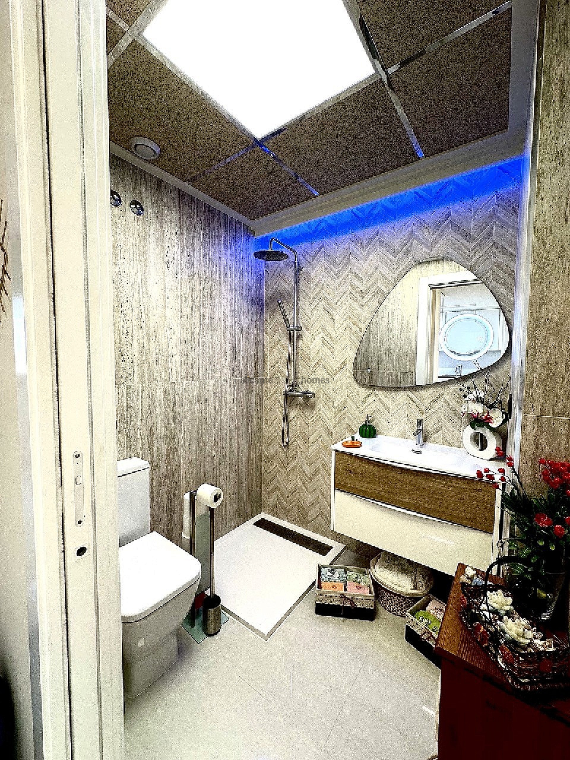 Resale - 2 Bedroom 2 Bathroom Bungalow in Torrevieja -  - Alicante