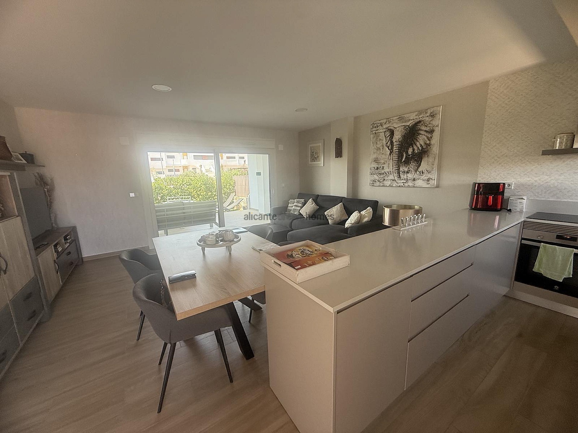 Resale - 2 Bedroom 2 Bathroom Apartment in Los Montesinos -  - Alicante