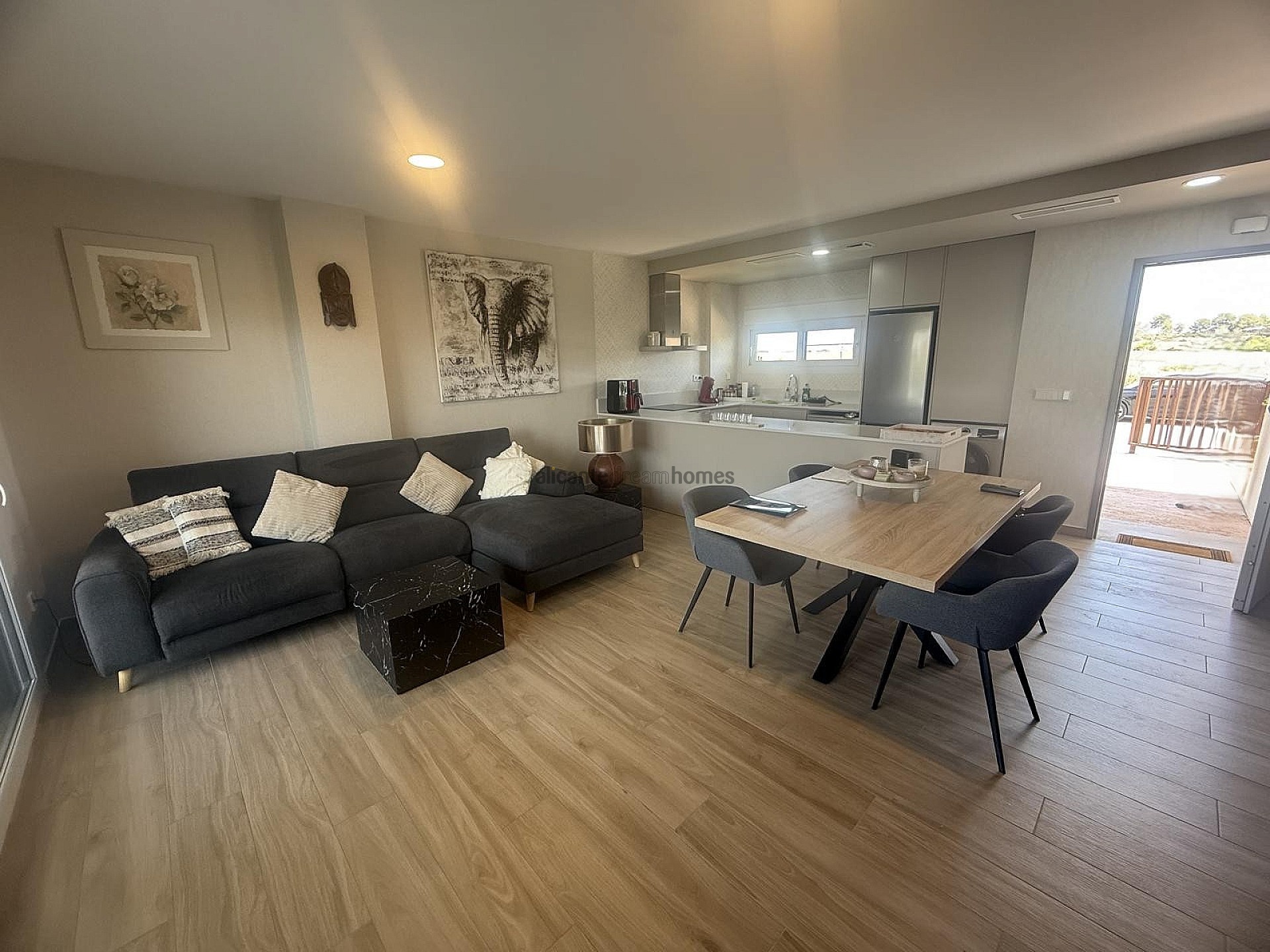 Resale - 2 Bedroom 2 Bathroom Apartment in Los Montesinos -  - Alicante