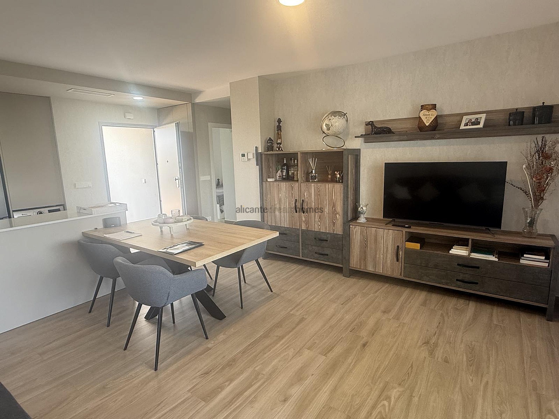 Resale - 2 Bedroom 2 Bathroom Apartment in Los Montesinos -  - Alicante