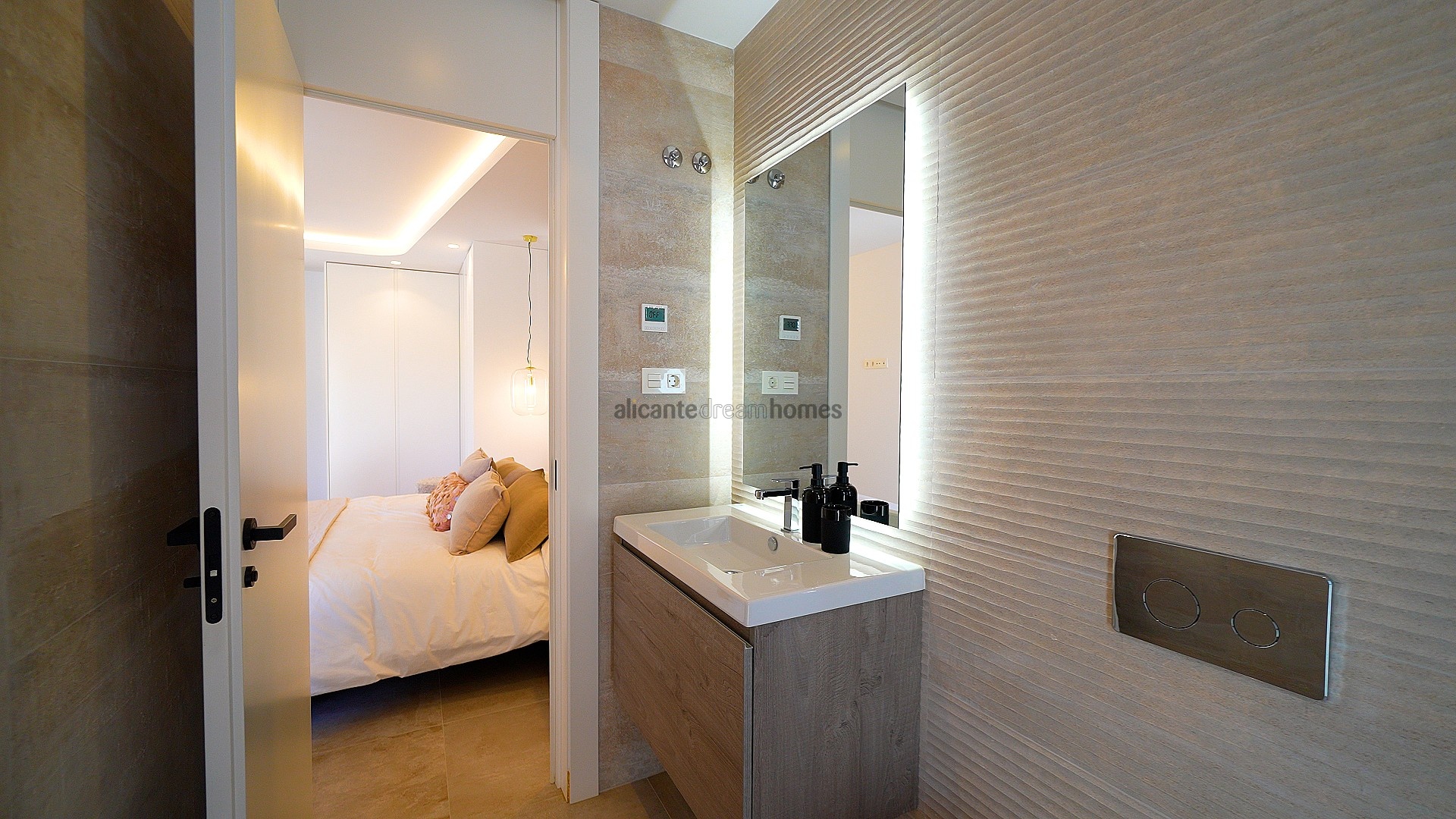 Resale - 3 Bedroom 3 Bathroom Villa in Orihuela Costa -  - Alicante