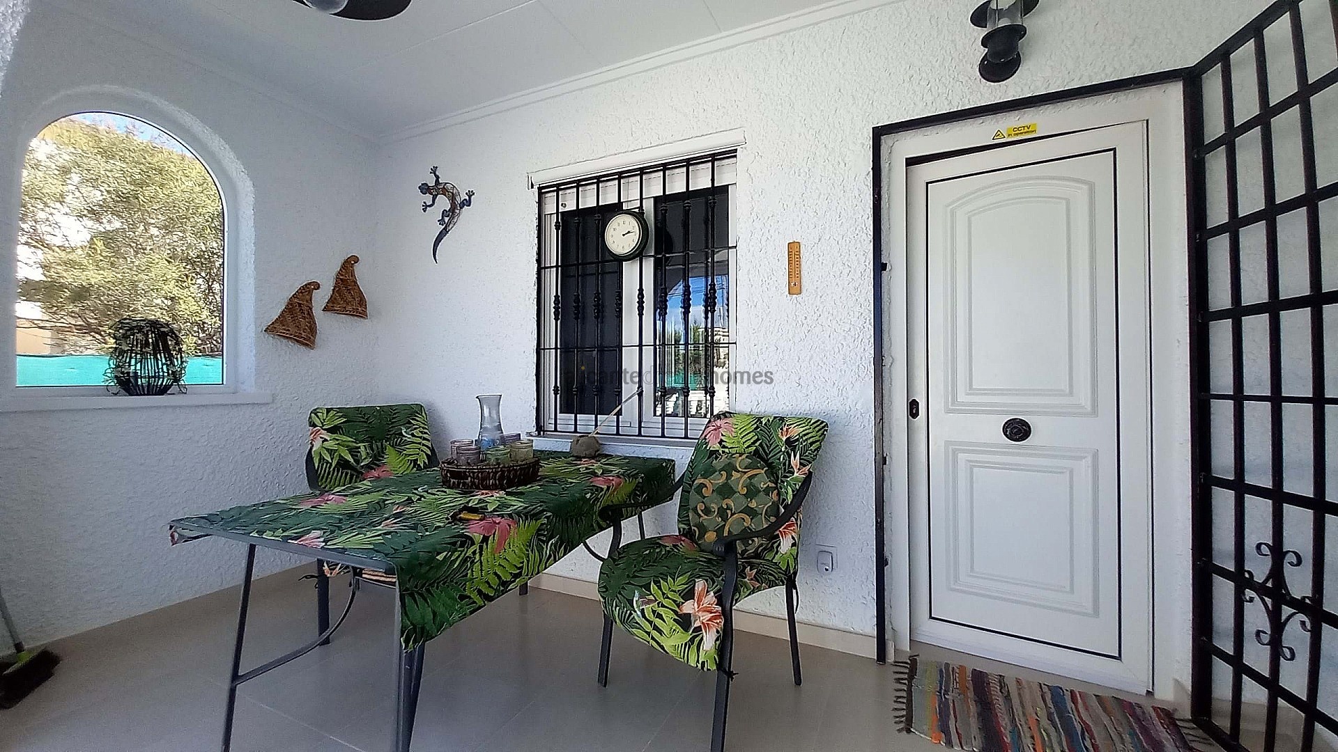 Resale - 3 Bedroom 2 Bathroom Villa in Torrevieja -  - Alicante