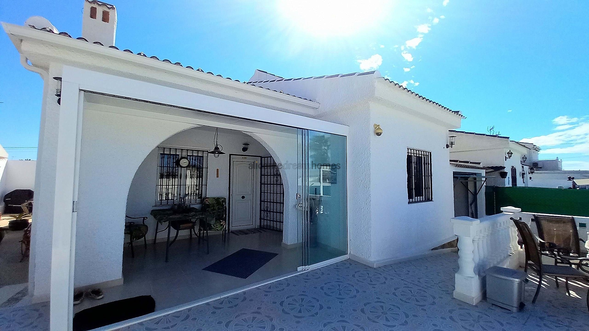 Resale - 3 Bedroom 2 Bathroom Villa in Torrevieja -  - Alicante