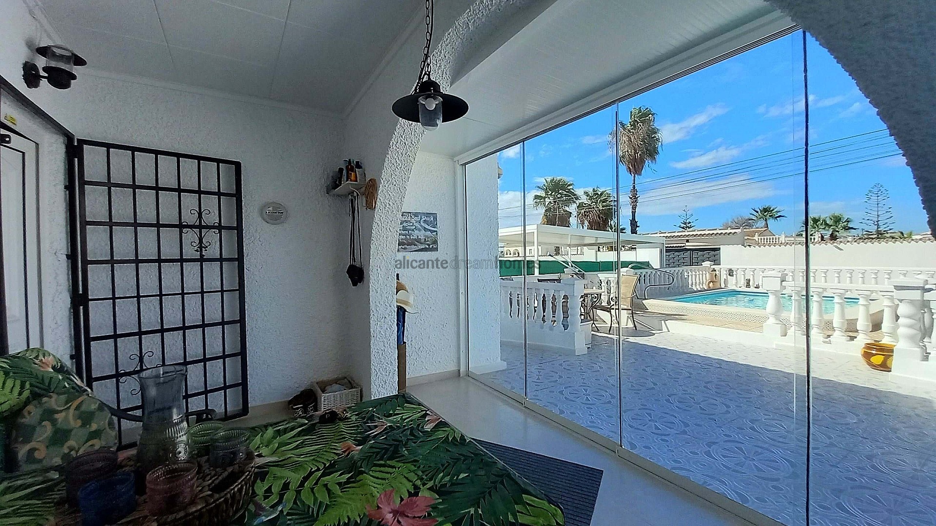 Resale - 3 Bedroom 2 Bathroom Villa in Torrevieja -  - Alicante