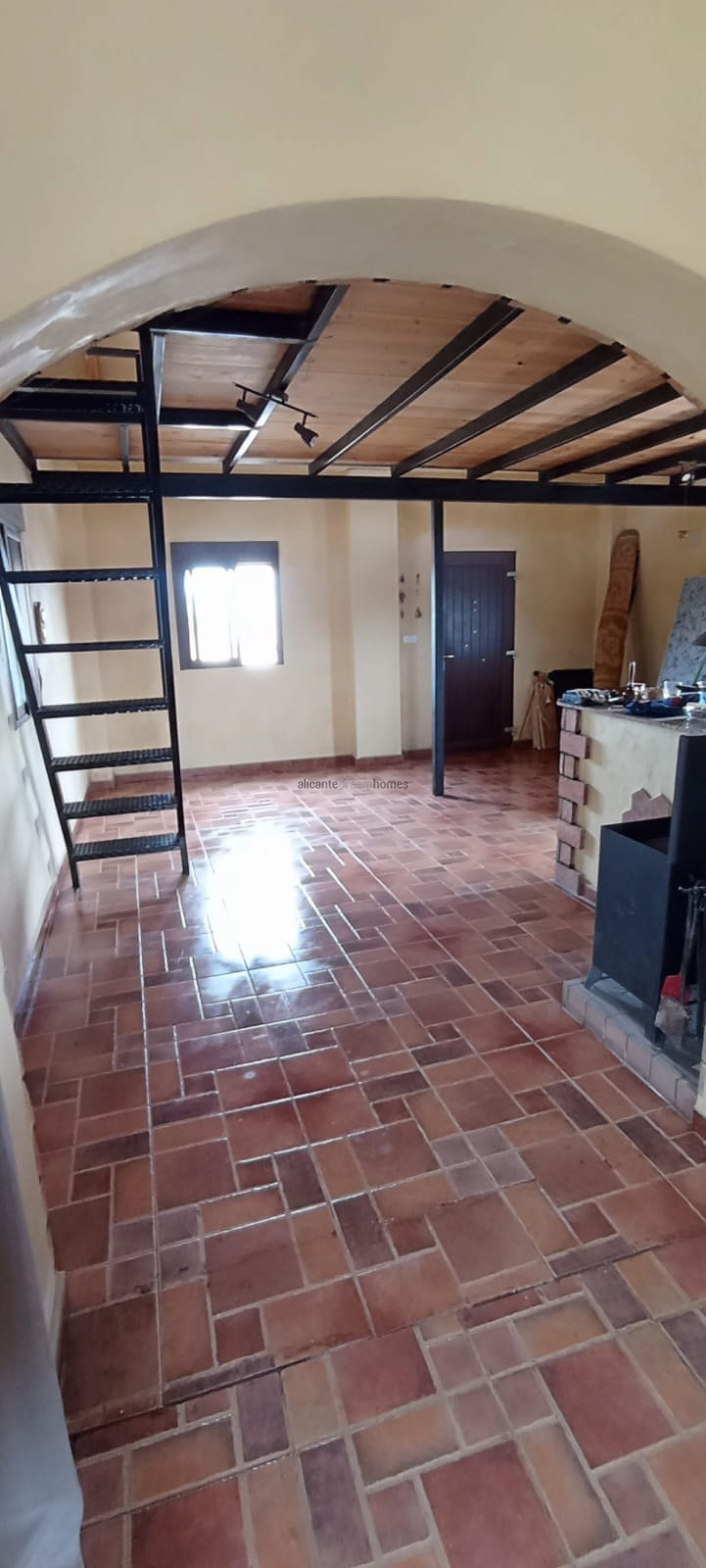 Resale - 4 Bedroom 2 Bathroom Finca in Pinoso -  - Alicante