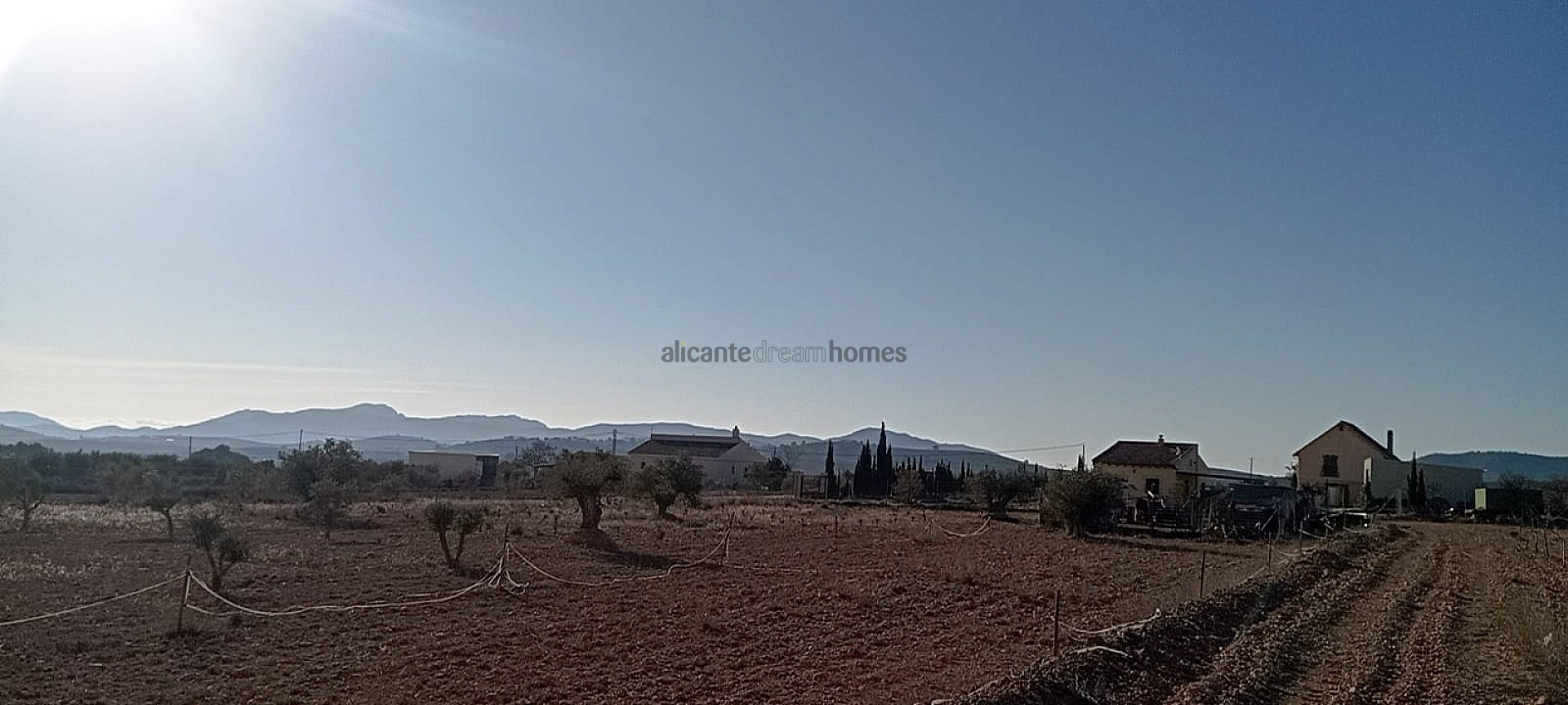 Resale - 4 Bedroom 2 Bathroom Finca in Pinoso -  - Alicante