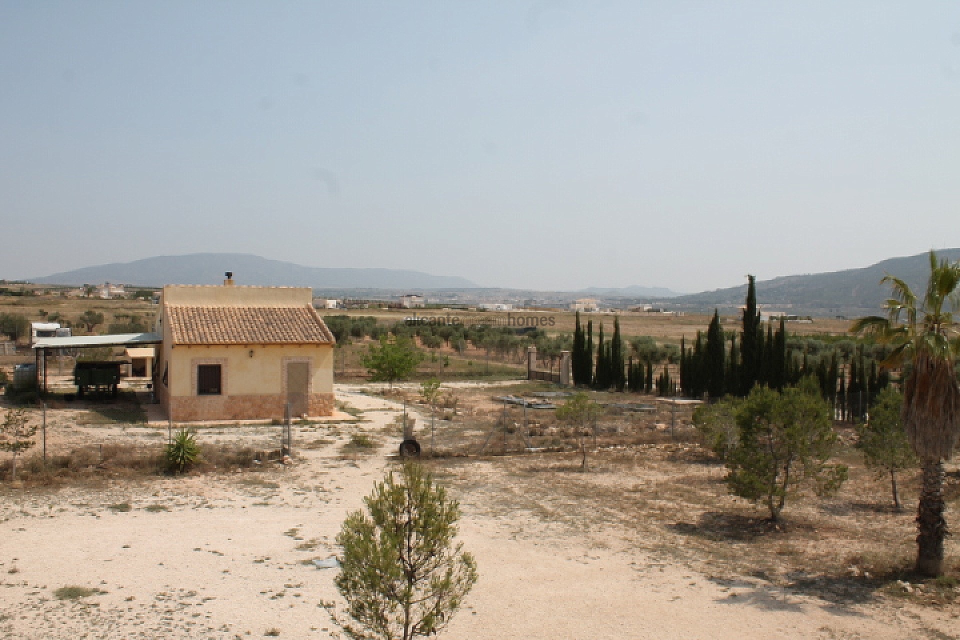 Resale - 4 Bedroom 2 Bathroom Finca in Pinoso -  - Alicante