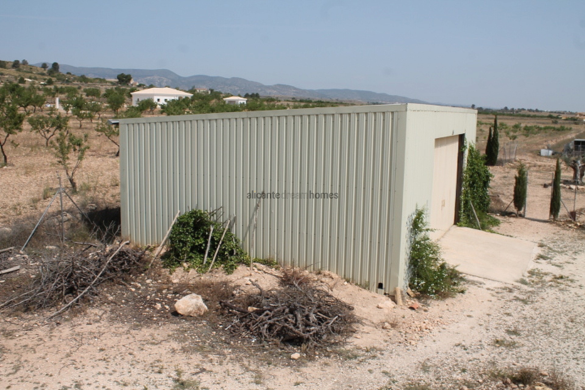 Resale - 4 Bedroom 2 Bathroom Finca in Pinoso -  - Alicante