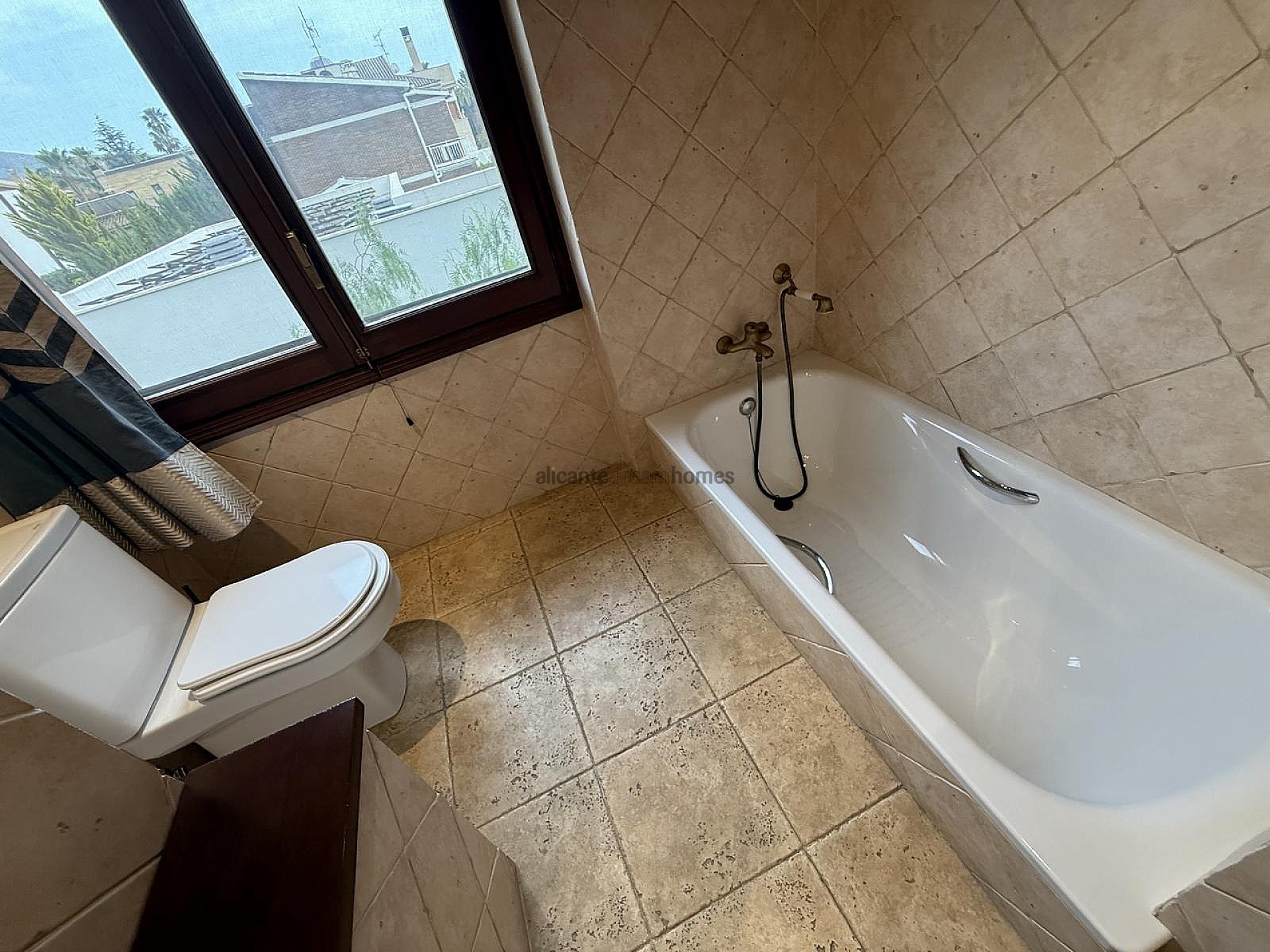 Resale - 4 Bedroom 2 Bathroom Villa in Elda -  - Alicante