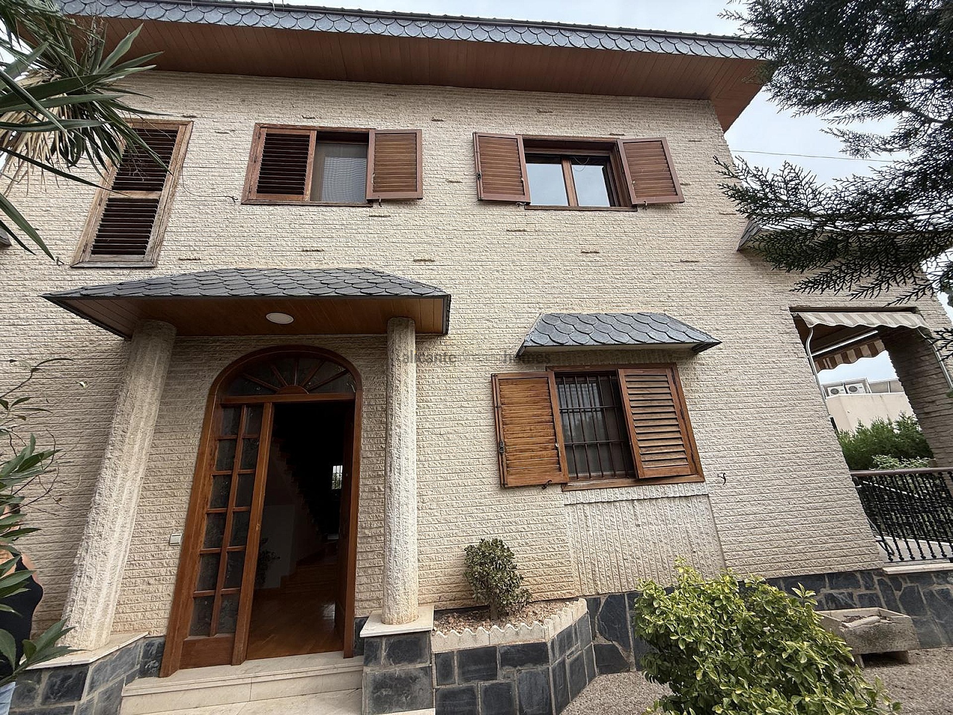 Resale - 4 Bedroom 2 Bathroom Villa in Elda -  - Alicante