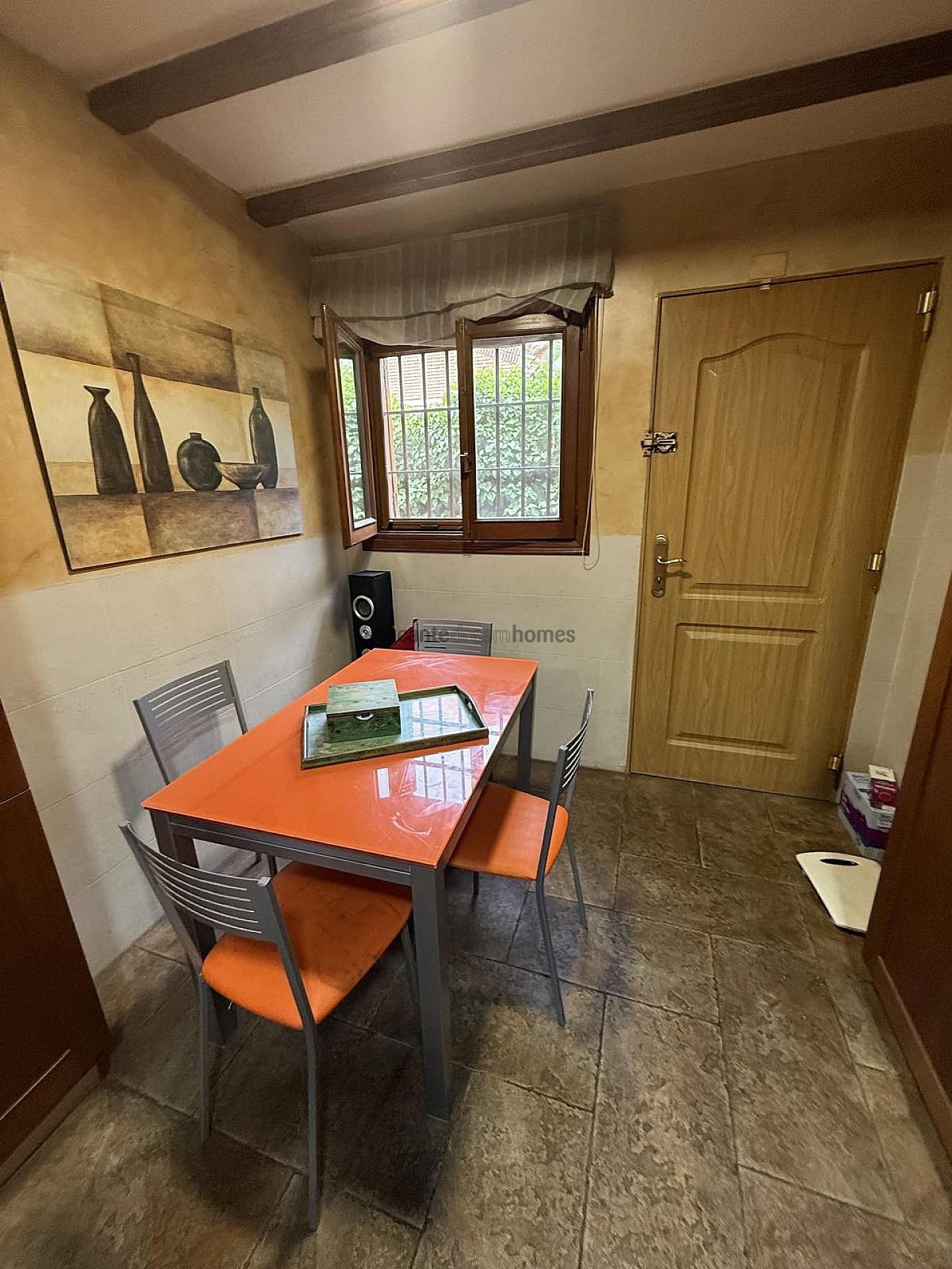 Resale - 4 Bedroom 2 Bathroom Villa in Elda -  - Alicante
