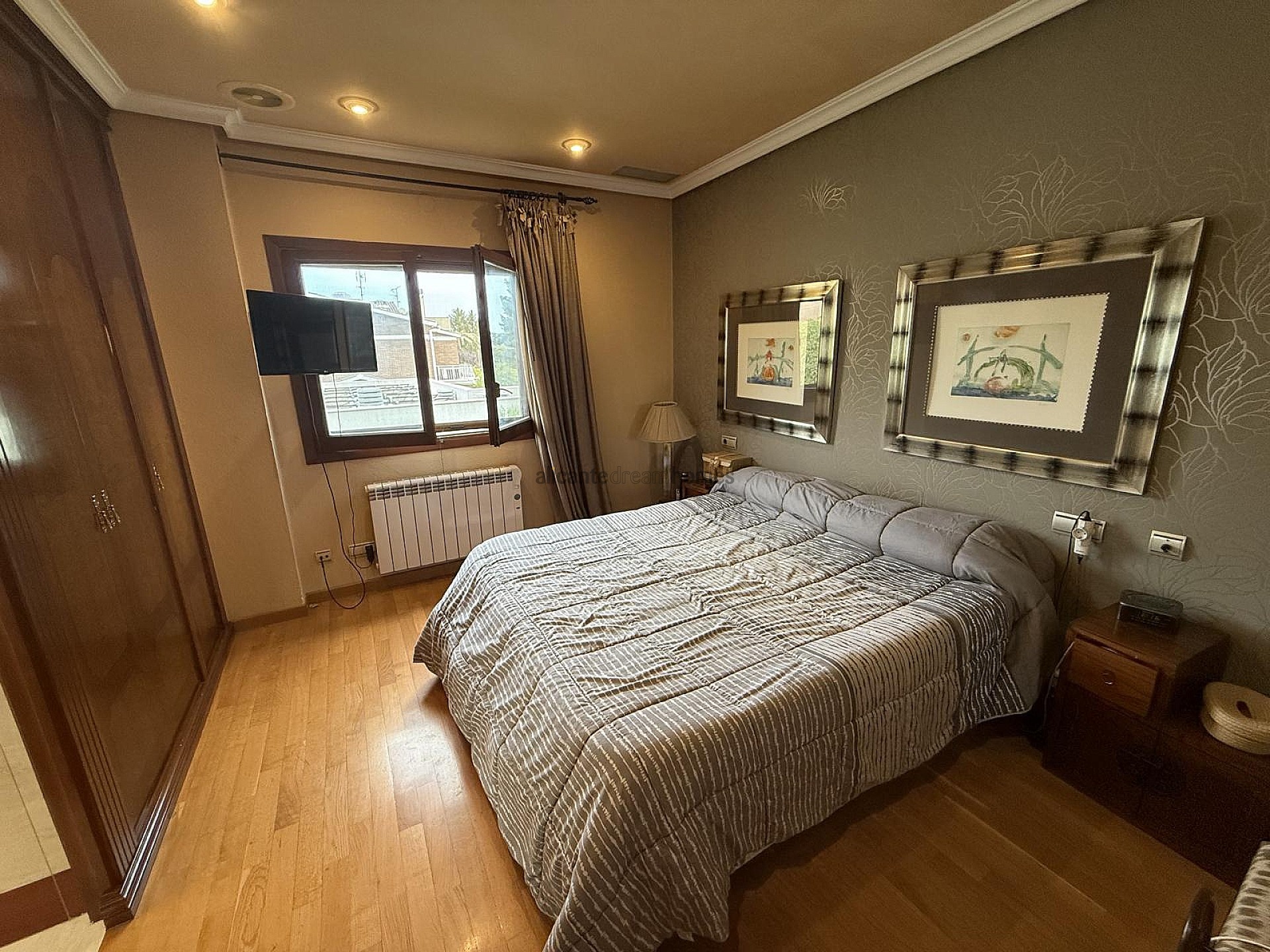 Resale - 4 Bedroom 2 Bathroom Villa in Elda -  - Alicante