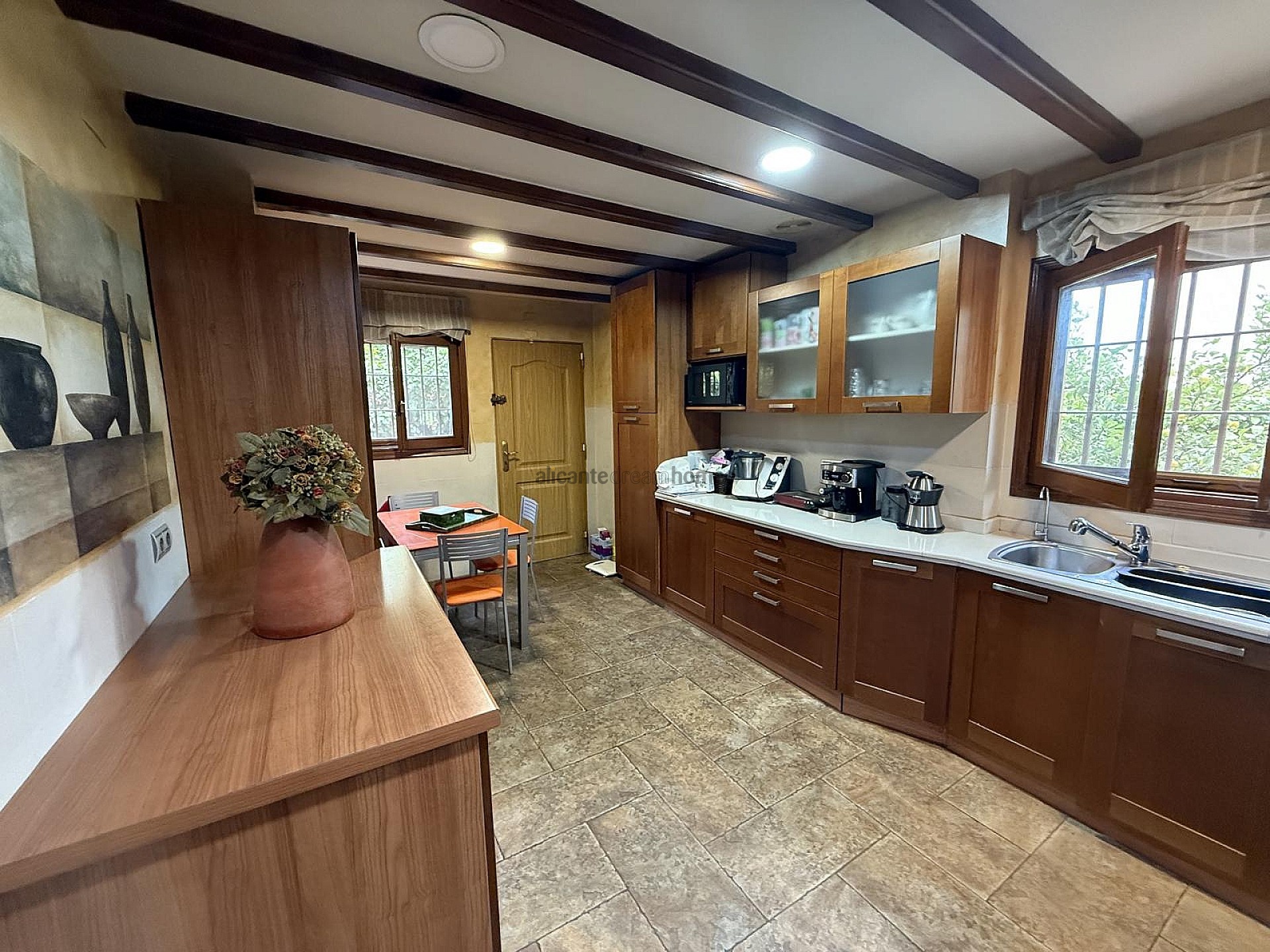 Resale - 4 Bedroom 2 Bathroom Villa in Elda -  - Alicante