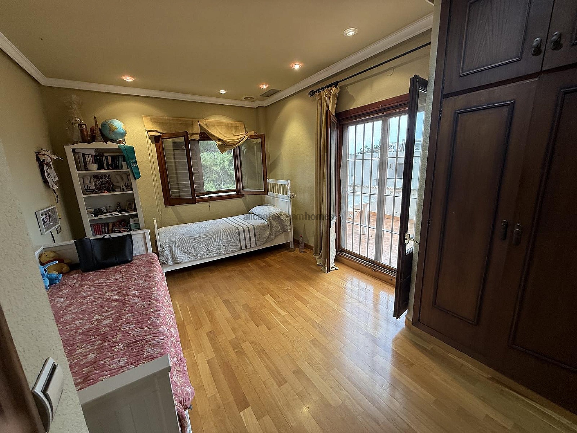 Resale - 4 Bedroom 2 Bathroom Villa in Elda -  - Alicante