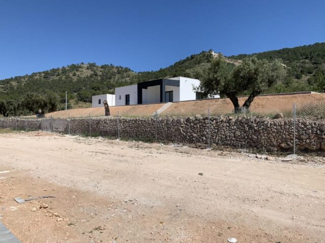 Resale - 3 Bedroom 2 Bathroom Villa in Hondon de las Nieves -  - Alicante