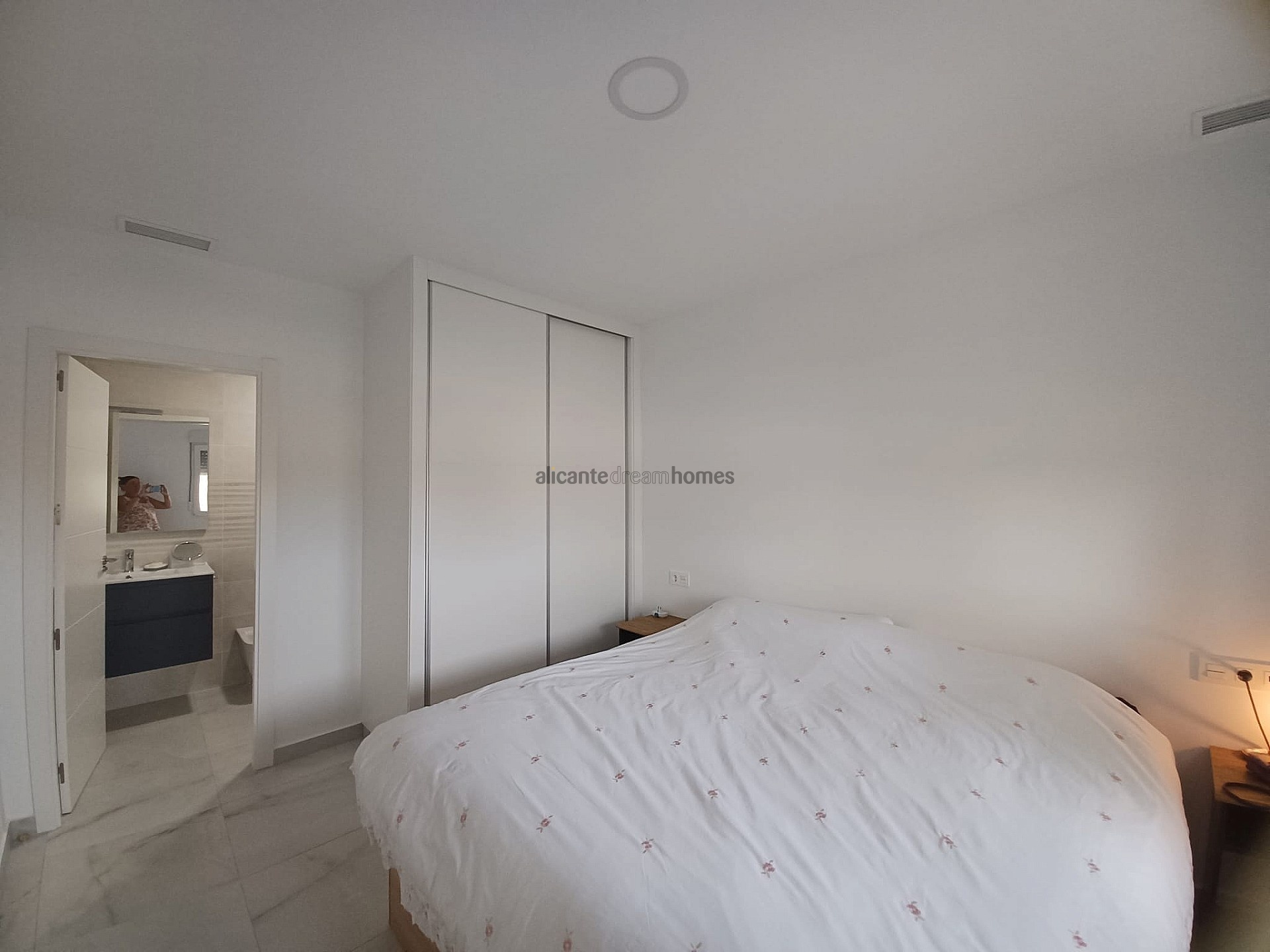 Resale - 6 Bedroom 5 Bathroom Villa in Pinoso -  - Alicante