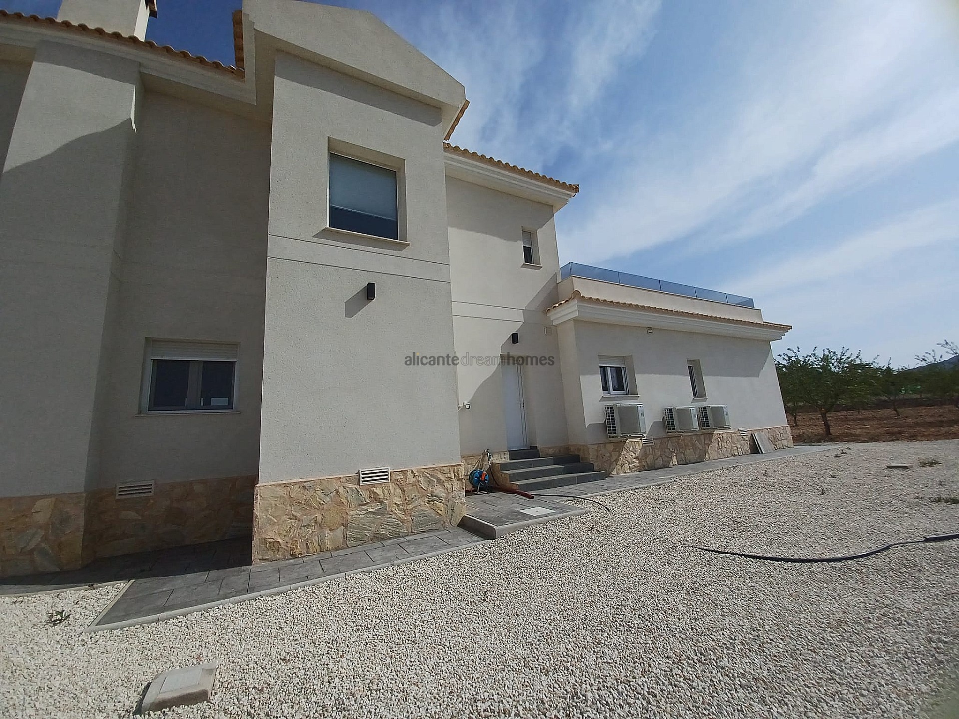 Resale - 6 Bedroom 5 Bathroom Villa in Pinoso -  - Alicante