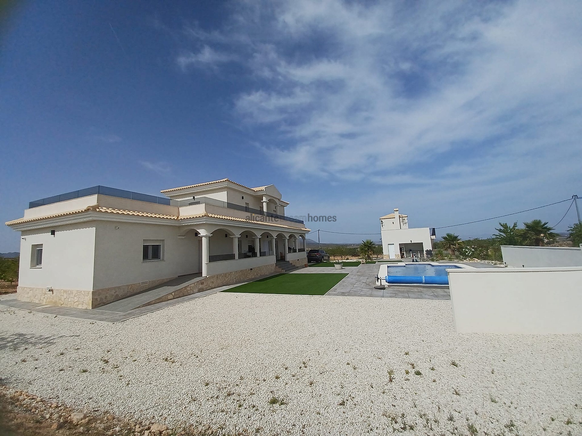Resale - 6 Bedroom 5 Bathroom Villa in Pinoso -  - Alicante