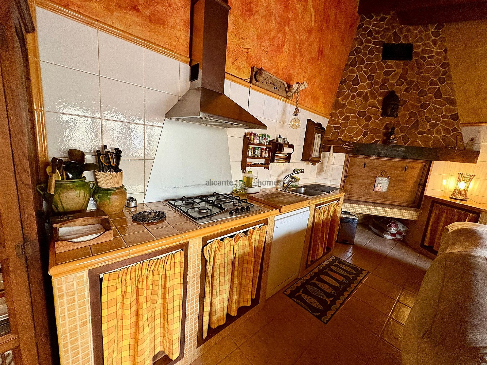 Resale - 4 Bedroom 2 Bathroom Townhouse in Pinoso -  - Alicante
