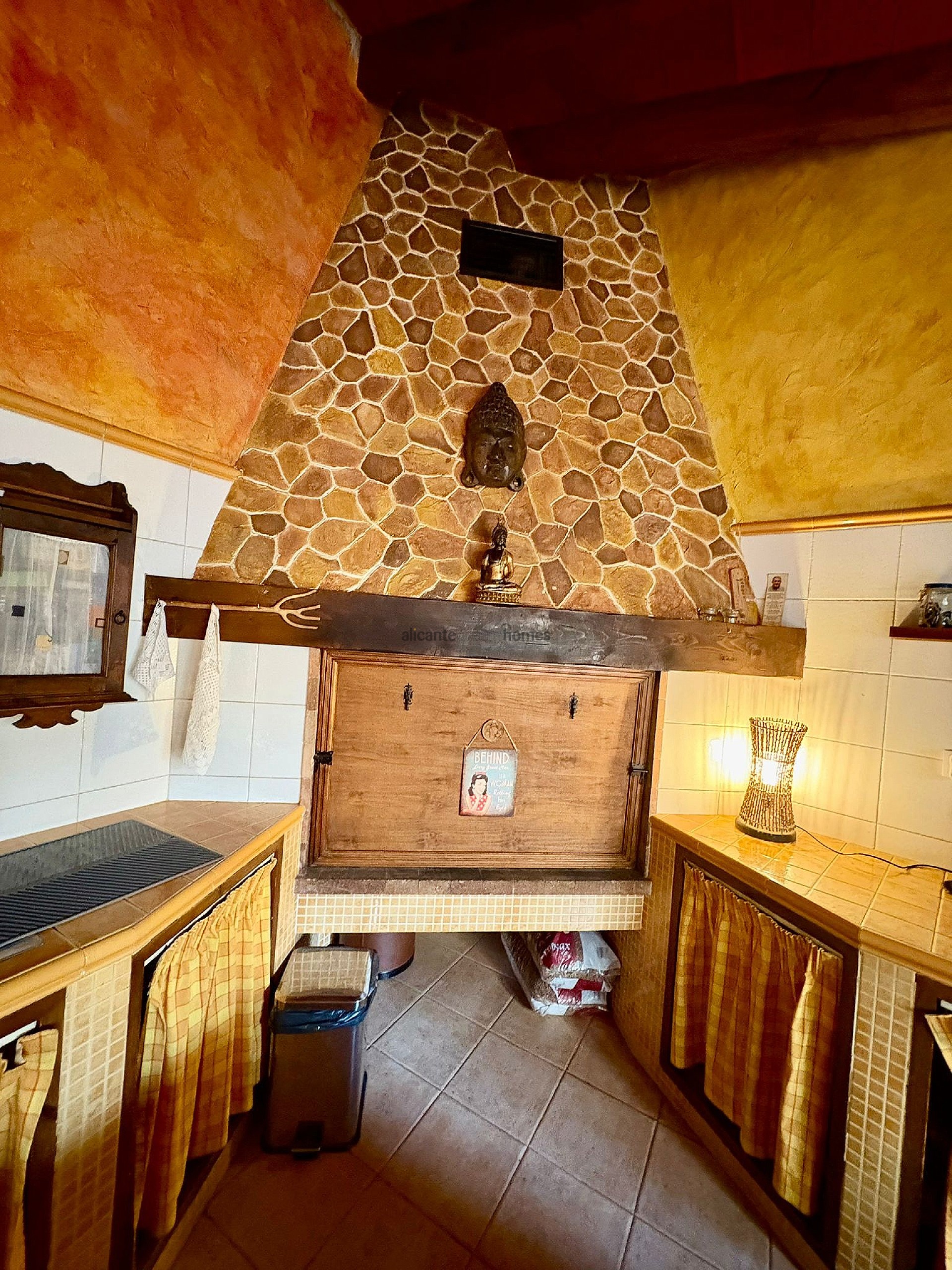 Resale - 4 Bedroom 2 Bathroom Townhouse in Pinoso -  - Alicante