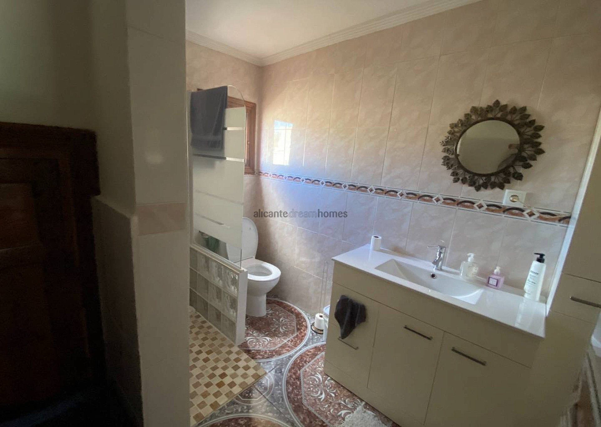 Resale - 6 Bedroom 3 Bathroom Country house in Sax -  - Alicante