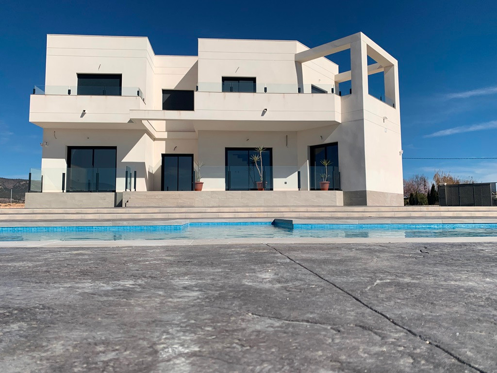 Resale - 6 Bedroom 4 Bathroom Villa in Pinoso -  - Alicante
