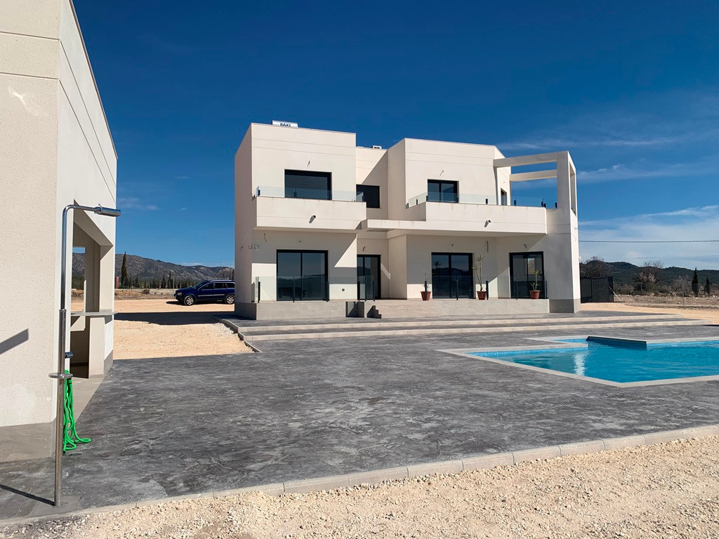 Resale - 6 Bedroom 4 Bathroom Villa in Pinoso -  - Alicante
