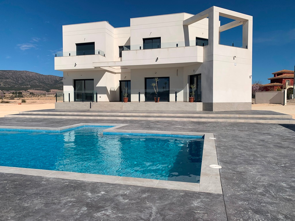 Resale - 6 Bedroom 4 Bathroom Villa in Pinoso -  - Alicante