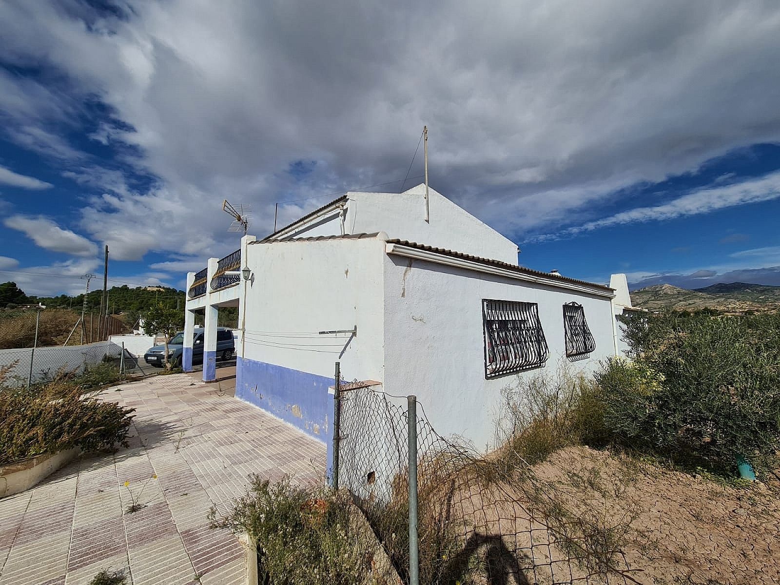 Resale - 4 Bedroom 2 Bathroom Country house in Sax -  - Alicante
