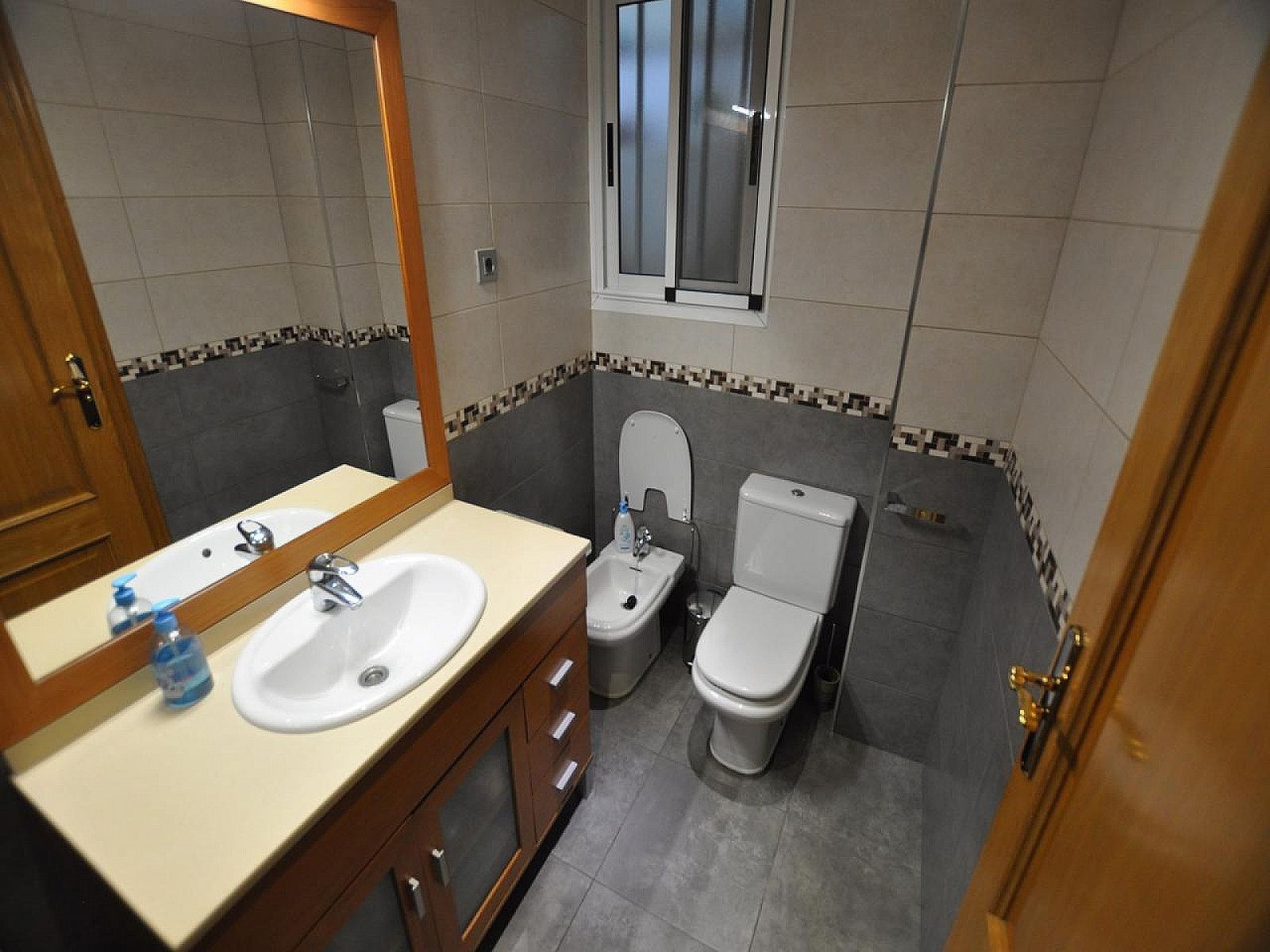 Resale - 3 Bedroom 2 Bathroom Commercial in Villena -  - Alicante