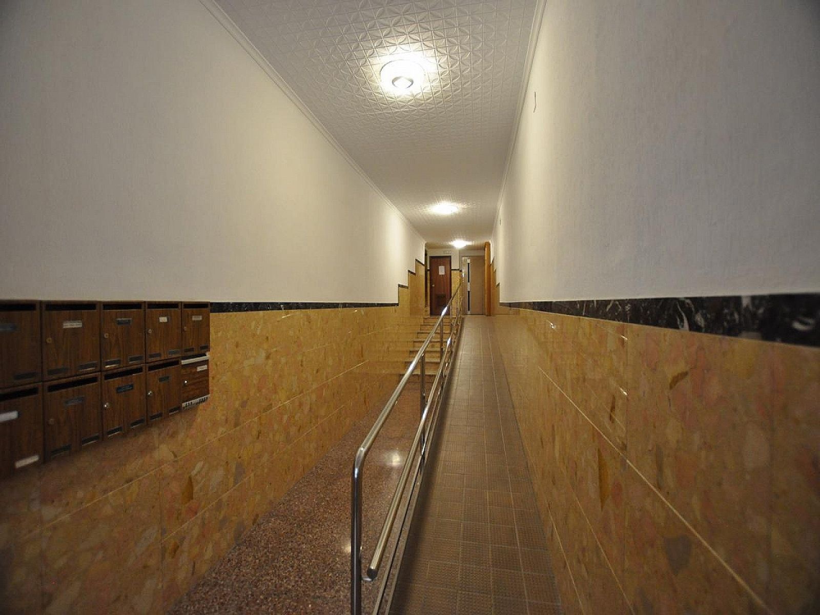 Resale - 3 Bedroom 2 Bathroom Commercial in Villena -  - Alicante