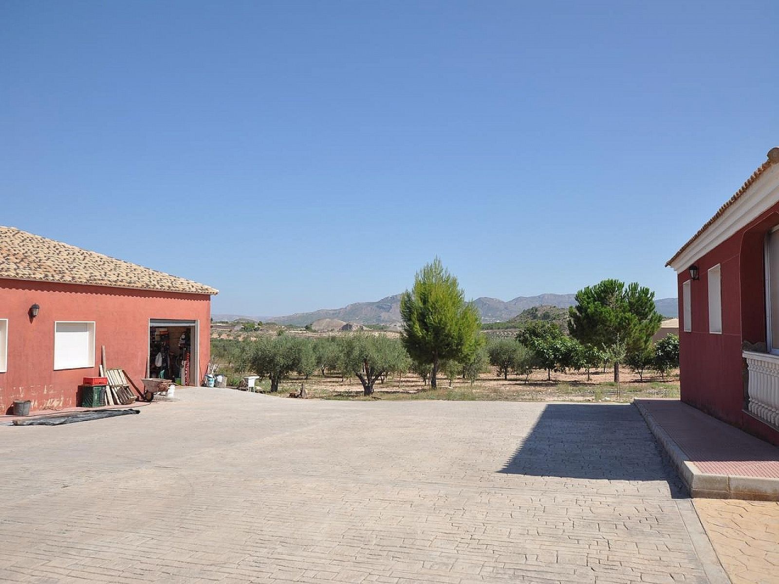 Resale - 8 Bedroom 3 Bathroom Villa in Sax -  - Alicante