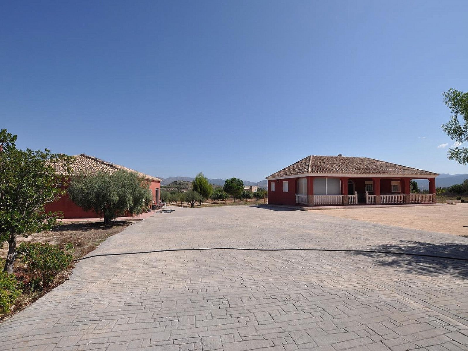 Resale - 8 Bedroom 3 Bathroom Villa in Sax -  - Alicante