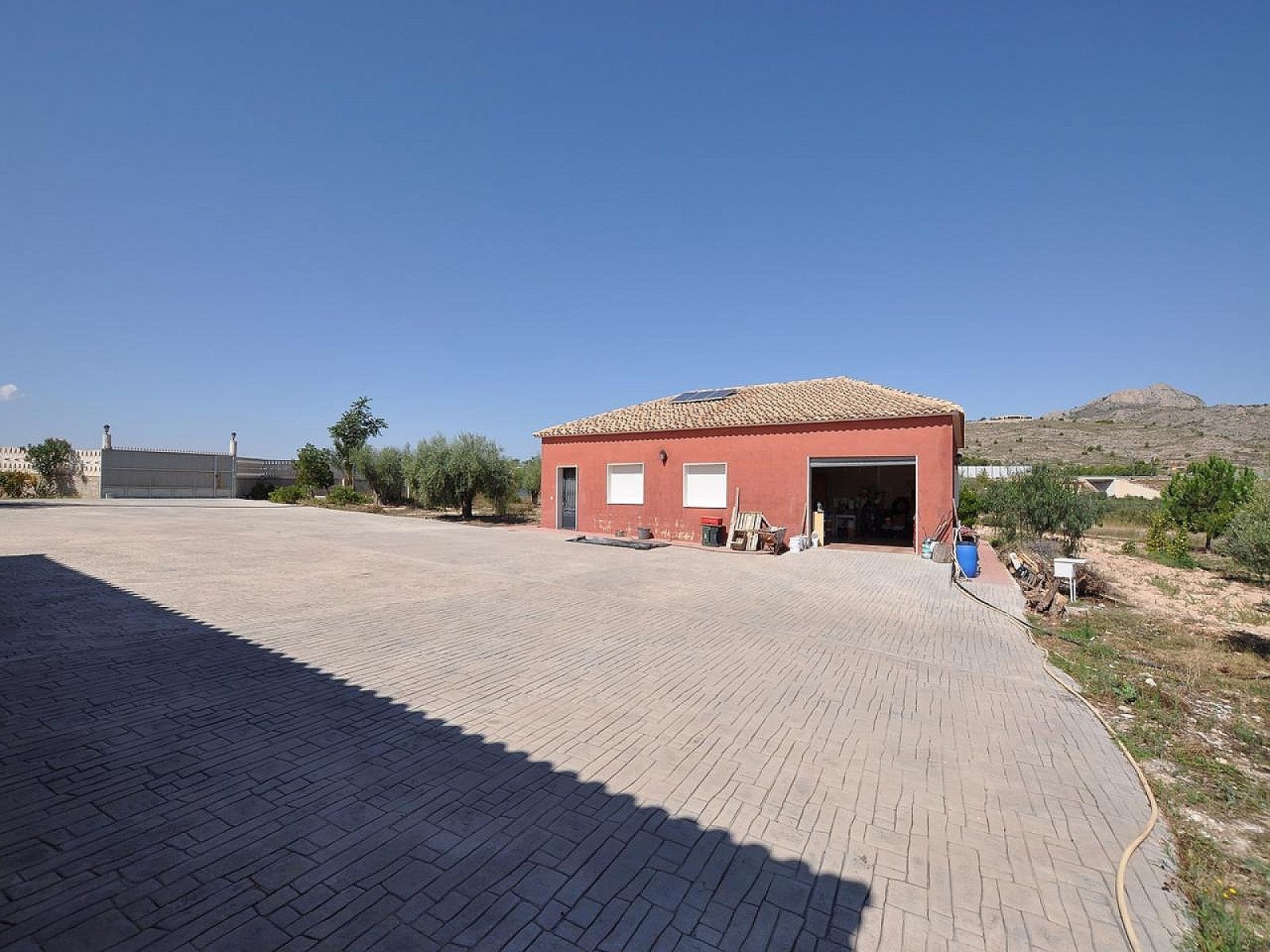 Resale - 8 Bedroom 3 Bathroom Villa in Sax -  - Alicante