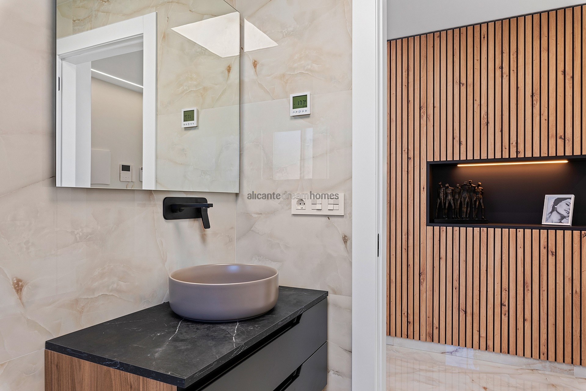 Resale - 3 Bedroom 2 Bathroom Villa in Algorfa -  - Alicante