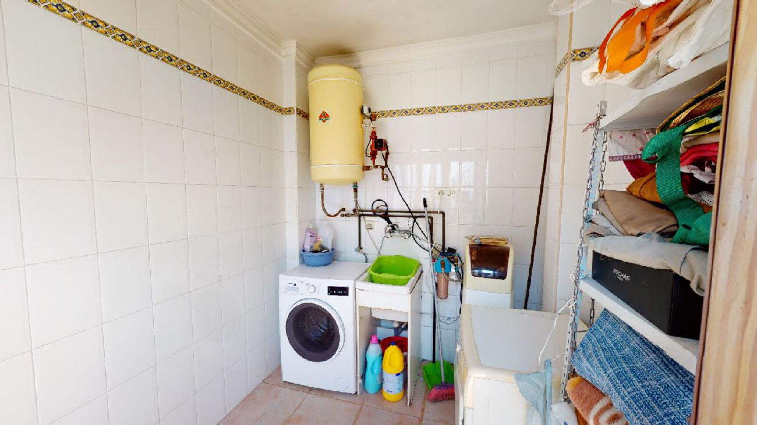 Resale - 4 Bedroom 3 Bathroom Villa in Sax -  - Alicante