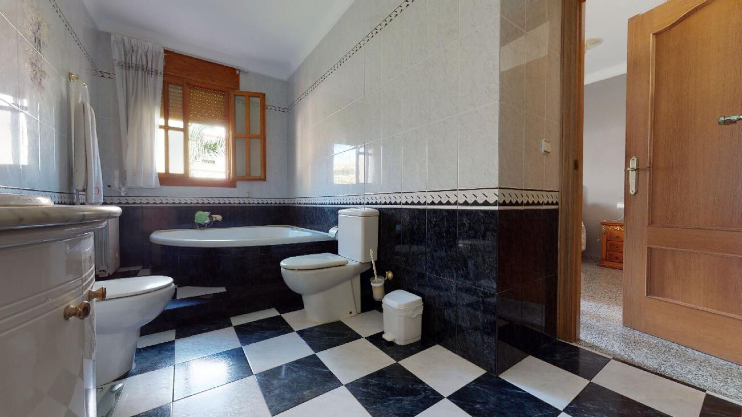 Resale - 4 Bedroom 3 Bathroom Villa in Sax -  - Alicante