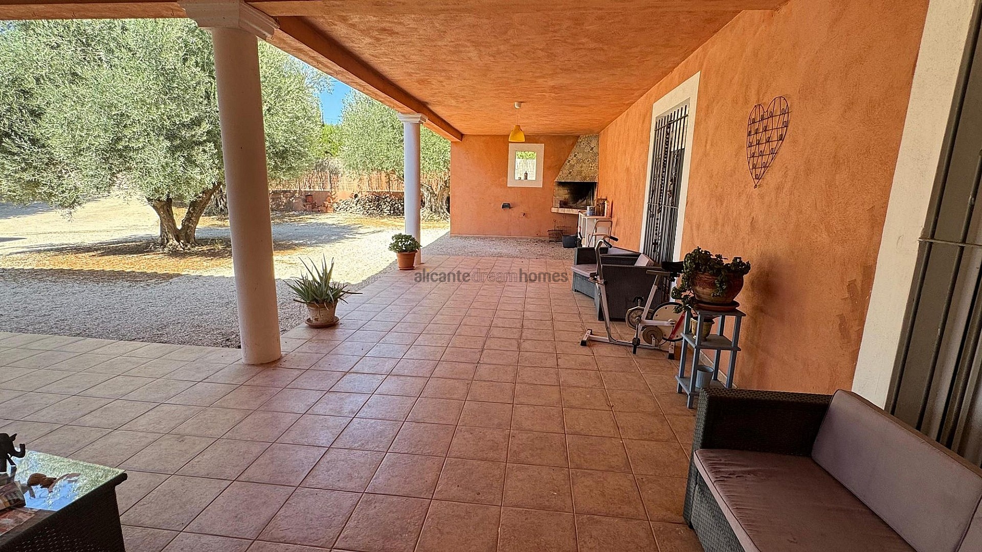 Resale - 6 Bedroom 3 Bathroom Villa in Albatera -  - Alicante