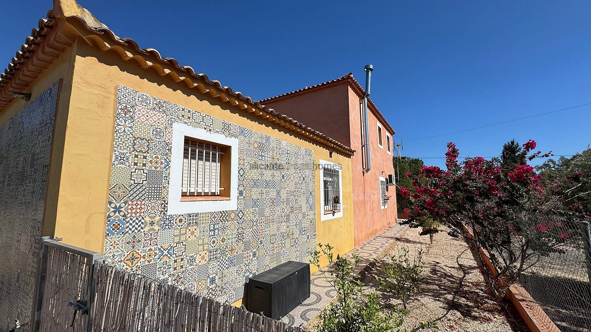 Resale - 6 Bedroom 3 Bathroom Villa in Albatera -  - Alicante