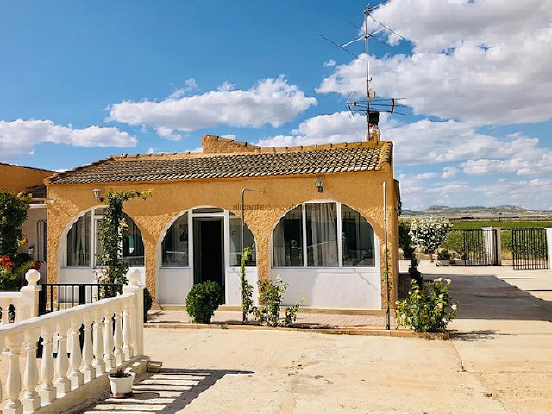 Resale - 4 Bedroom 1 Bathroom Country house in Yecla -  - Murcia