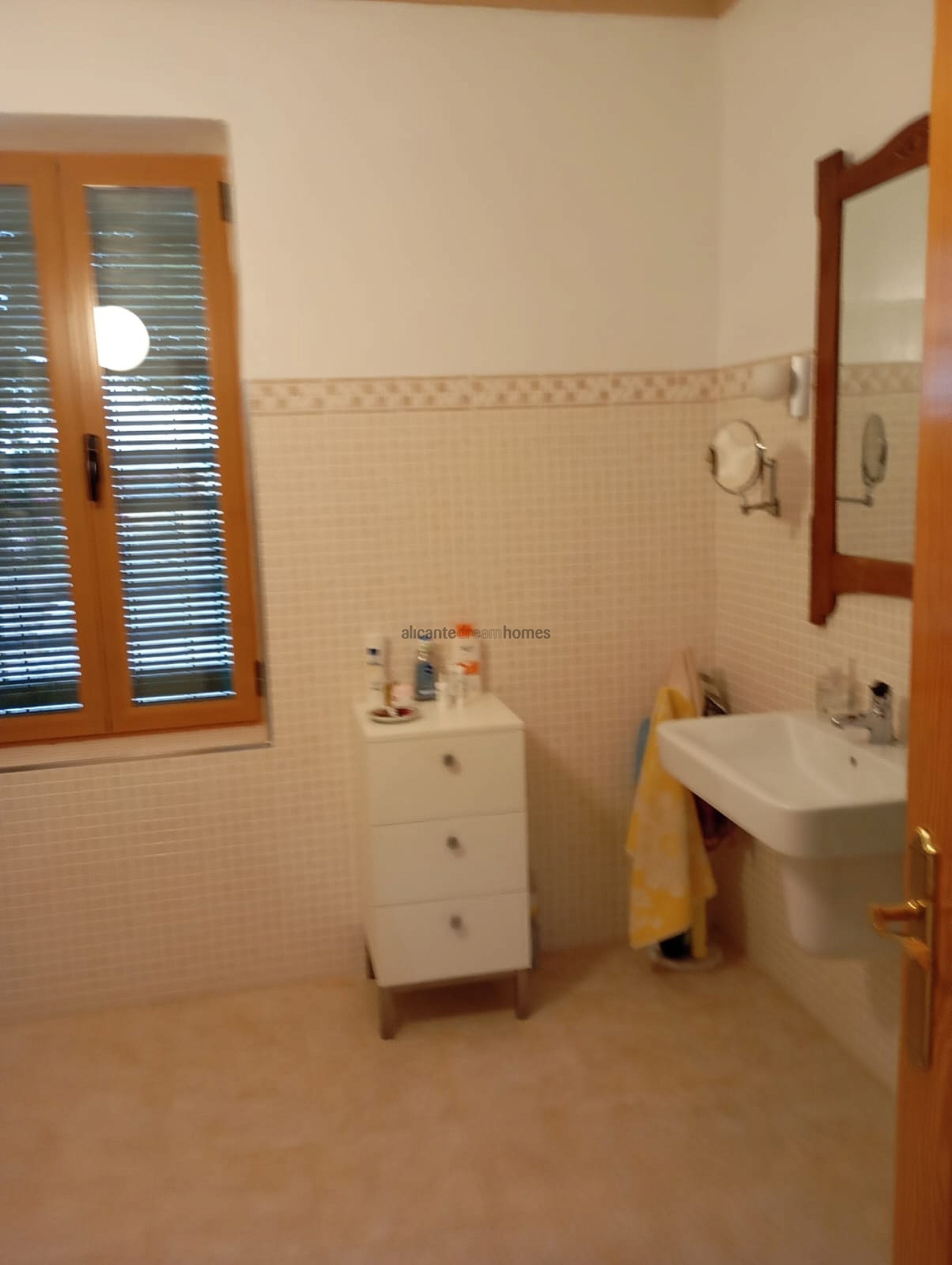 Resale - 3 Bedroom 2 Bathroom Country house in Yecla -  - Murcia