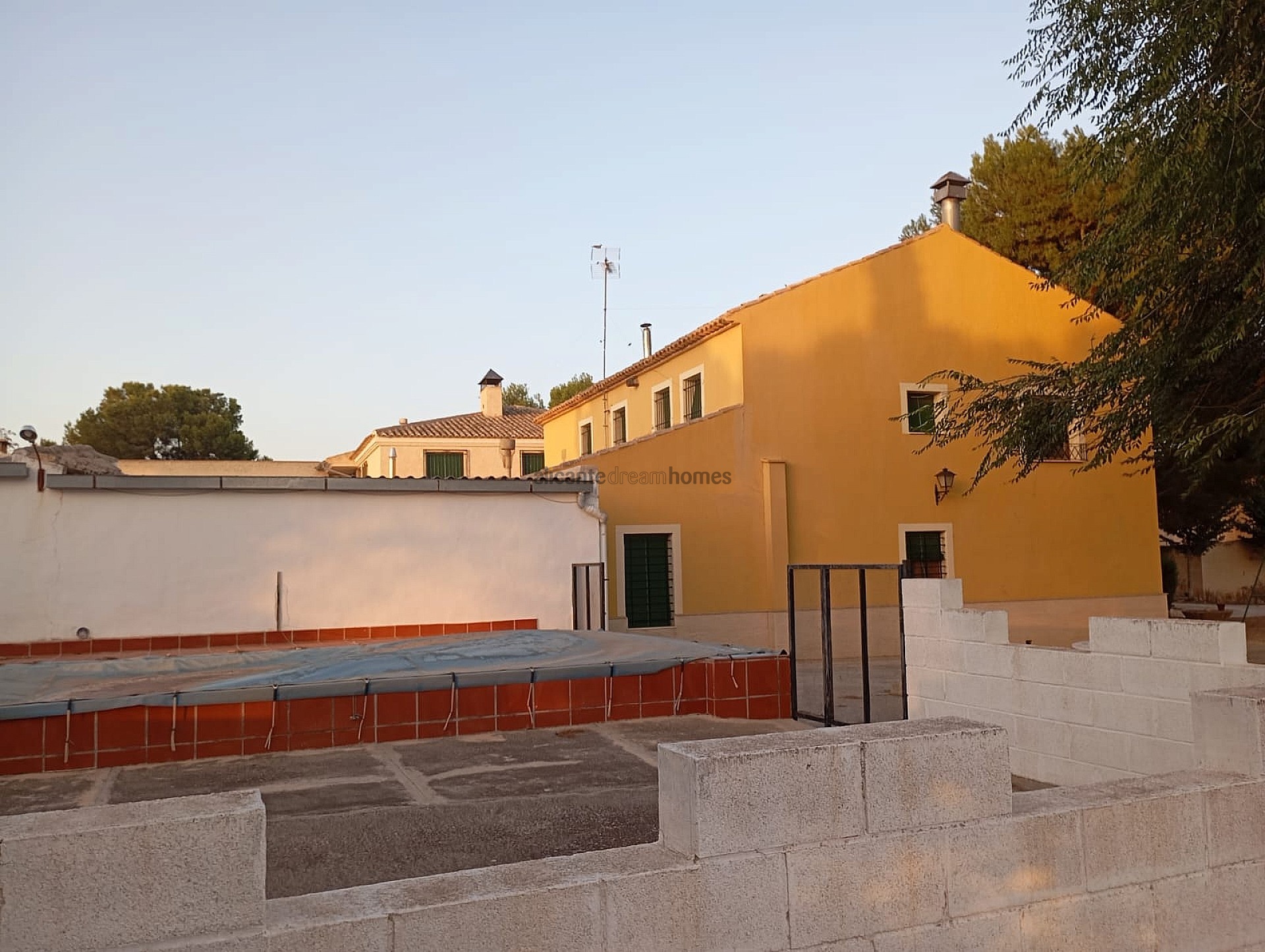 Resale - 3 Bedroom 2 Bathroom Country house in Yecla -  - Murcia