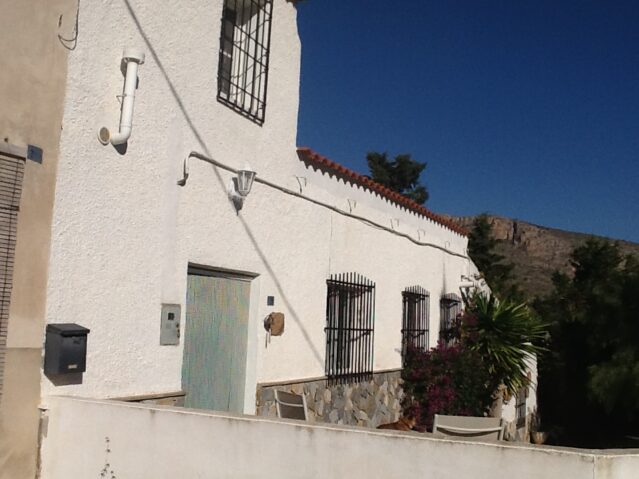 Resale - 4 Bedroom 3 Bathroom Villa in La Romana -  - Alicante