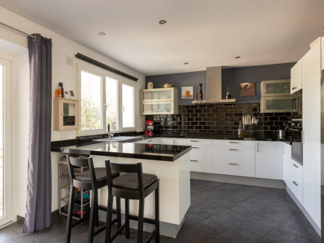 Sold - 5 Bedroom 3 Bathroom Villa in Biar -  - Alicante
