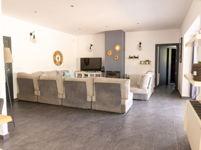 Sold - 5 Bedroom 3 Bathroom Villa in Biar -  - Alicante